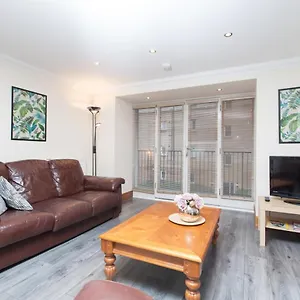Beautiful 2 Bedroom Flat In Converted Distillery Apartment